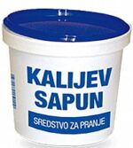 Bela posuda za sapun sa plavim poklopcem i plavim natpisom Kalljev Sapun Sredstvo za pranje