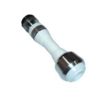 Kompaktan fitnes-dinamometar ili adapter sa metalnim navojnim završecima i belim plastikom