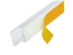 Plastični zaštitni profil sa žutom trakom uzduž njega, dug pravougaoni kanal.