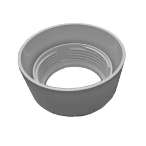 Sivi plastični adapter/prsten sa unutrašnjim narezima, otvorenog oblika.